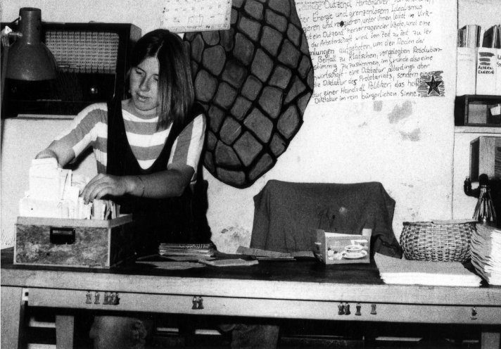 Sarah Jasinszcak beim Bibliotheksdienst in der Umwelt-Bibliothek (Mai 1988). Quelle: Robert-Havemann-Gesellschaft/Wolfgang Rüddenklau