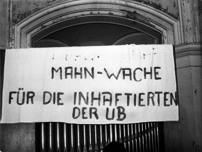 Transparent zur Mahnwache in der Zionskirche. Quelle: Robert-Havemann-Gesellschaft/Siegbert Schefke/RHG_Fo_HAB_10053
