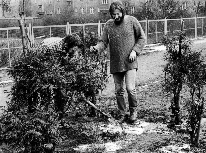 Der 17-jährige Jörn Mothes (rechts) bei der ersten DDR-Baumpflanzaktion vom 16. bis 18. September 1979 in Schwerin. Quelle: Robert-Havemann-Gesellschaft