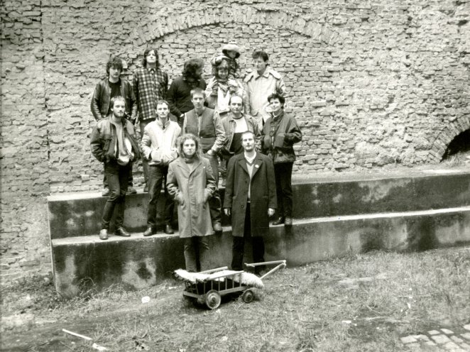 Im Januar 1988 gründet sich im Berliner Stadtteil Prenzlauer Berg (Fehrbelliner Straße 7) das Grün-ökologische Netzwerk Arche. V.l.n.r. (oben): Achim de Haas, Harry Hirsch, Carlo Jordan, Eva Ewald, Henrik de Haas. V.l.n.r. (mitte): unbekannt, Mario...