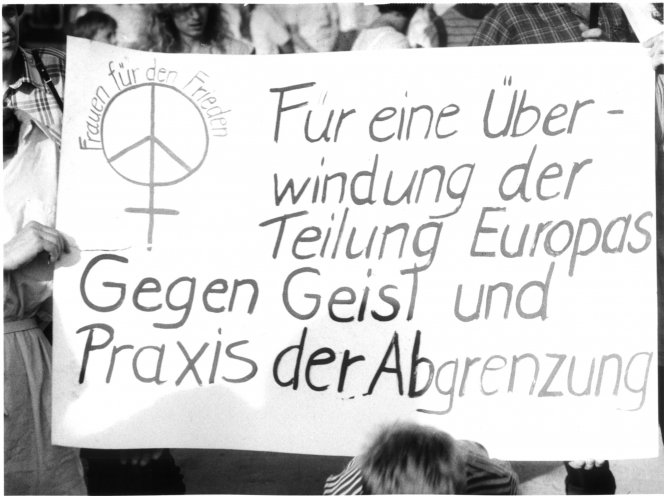 Die Gruppe Frauen für den Frieden nimmt mit einem eigenen Transparent am Pilgerweg vom KZ Ravensbrück zum KZ Sachsenhausen teil. Quelle: Robert-Havemann-Gesellschaft/Rolf Walter