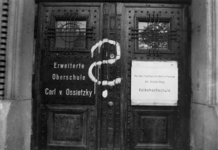 Die Karl-von-Ossietzky Oberschule kommt nicht zur Ruhe. Die Stimmung an der Schule und im Umfeld der Relegierten Schülerinnen und Schüle ist weiterhin gespannt. Am 3. November 1988 sucht die Polizei den Verursacher einer Parole an der Hauswand der Schule....