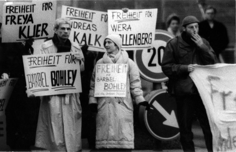 Mahnwache auf der Westberliner Seite des Grenzübergangs Checkpoint Charlie: Die Initiative Freiheit für Andersdenkende geht für die inhaftierten DDR-Bürger auf die Straße (31. Januar 1988). Quelle: BStU, MfS, HA IX 5615
