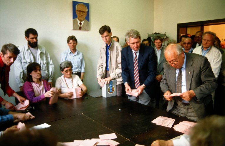 Am 7. Mai 1989 finden in der DDR Kommunalwahlen statt. In Ost-Berlin und anderen Orten organisieren Oppositionsgruppen am Tag der Wahlen eine regelrechte Wahlkontrolle. Nach dem offiziellen Endergebnis hat die Einheitsliste der Nationalen Front unter...