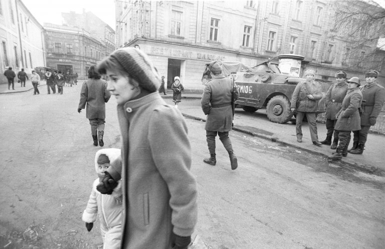 Im Dezember 1989 kommt es in Bukarest, Timisoara und anderen Städten Rumäniens zu einer Vielzahl von Demonstrationen und blutigen Unruhen. Die Demonstranten forderten ein Ende der Ceausesku-Diktatur. Als Teile der Armee sich mit den Demonstranten verbünden...