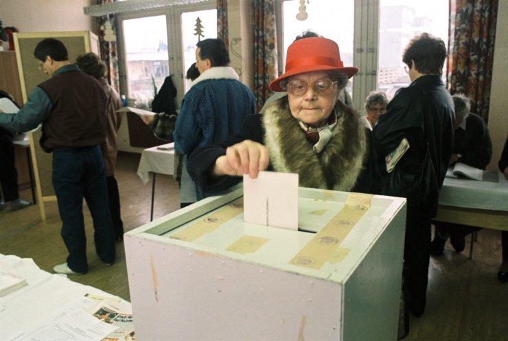 Die Bürger der neuen Bundesländer nehmen am 2. Dezember 1990 erstmals an einer Bundestagswahl teil. REGIERUNGonline/Harald Kirschner