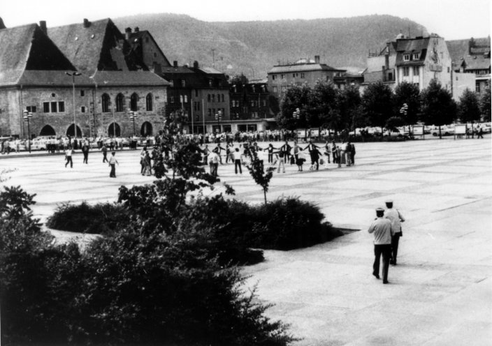 Sie wollen, dass ihre Anträge auf Ausreise in den Westen endlich bewilligt werden: Der Weiße Kreis demonstriert im Sommer 1983 auf dem Platz der Kosmonauten in Jena. Die Sicherheitskräfte unterbinden diese Demonstration schnell. Quelle: BStU, MfS,...