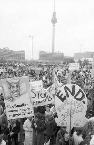 Großdemonstration für Reformen und Demokratie am 4. November 1989 auf dem Alex in Ost-Berlin. Quelle: Robert-Havemann-Gesellschaft/ Andreas Kämper