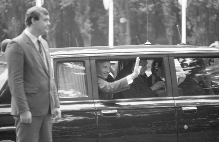 Nicht zuletzt wegen seiner Forderungen Glasnost und Perestroika (russisch für Transparenz und Umgestaltung) hat der russische Staatspräsident „Gorbi“ viele Fans in der DDR: Am 6. Oktober 1989 fährt eine Wagenkolonne mit Michail Gorbatschow durch...