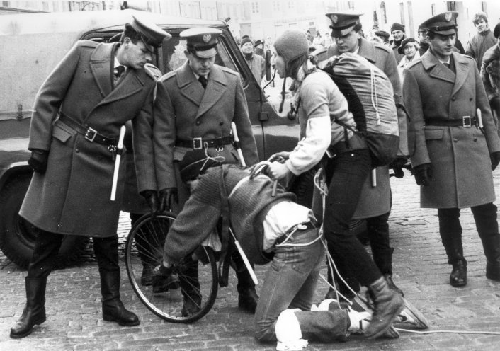 Happening der Orange Alternative in Warschau (1989). Quelle: KARTA-Archiv Warschau