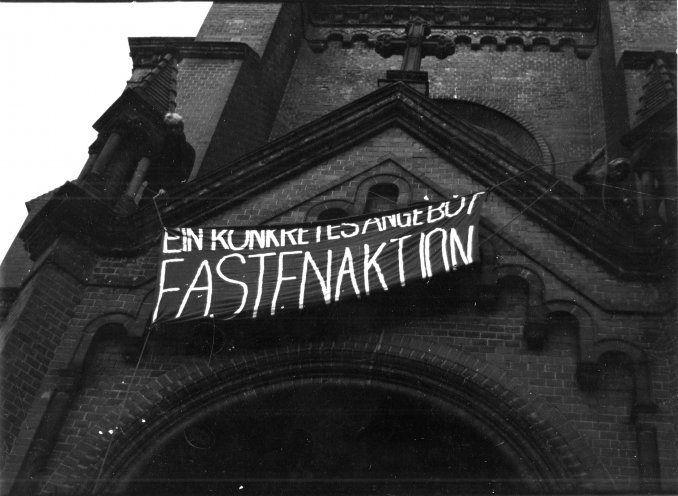 Mahnwache auf dem Gelände der Gethsemanekirche für die Freilassung der politisch Inhaftierten. Foto: Frank Ebert; Quelle: Robert-Havemann-Gesellschaft