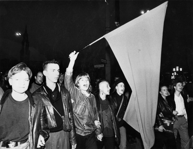 Nachdem Egon Krenz in das Amt des Staatsratsvorsitzenden eingesetzt wurde, demonstrieren am 24. Oktober 1989 mehrere Tausend überwiegend junge Ostberliner in der Innenstadt. Der 19-jährige Frank Ebert (2. v. l.) mit seinen Freunden bei einer Demo am...
