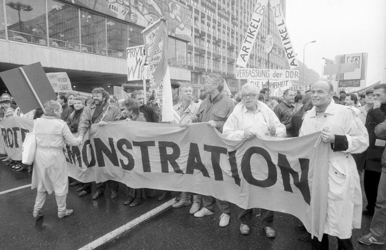 Über eine halbe Million Menschen auf der Zielgeraden: Großdemonstration für Reformen und Demokratie auf dem Alex in Ost-Berlin (4. November 1989). Quelle: Robert-Havemann-Gesellschaft/Andreas Kämper