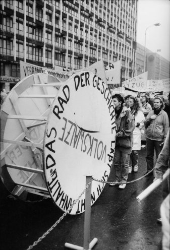 Über eine halbe Million Menschen auf der Zielgeraden: Großdemonstration für Reformen und Demokratie auf dem Alex in Ost-Berlin (4. November 1989). Quelle: Robert-Havemann-Gesellschaft/Rolf Walter/RHG_Fo_RDA_03599