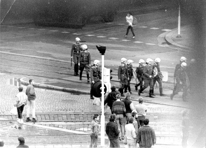 Mit Helmen, Schlagstöcken und Schilden ausgerüstete Polizisten gehen am 7. Oktober 1989 gegen friedliche Demonstranten in Karl-Marx-Stadt (heute Chemnitz) vor. Quelle: BStU, MfS, Ast. Chemnitz, Abt. XX, Nr. 2734, Fo. 3