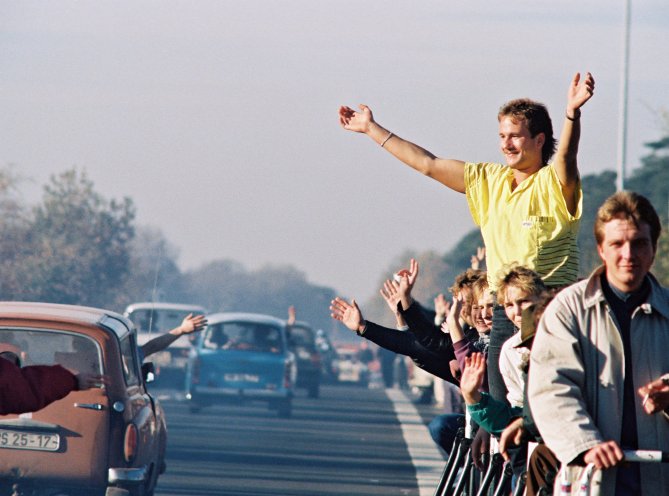 Einreisende DDR Bürger werden am Grenzübergang Helmstedt/Marienborn begrüßt (10. November 1989). Quelle: REGIERUNGonline/Heiko Specht