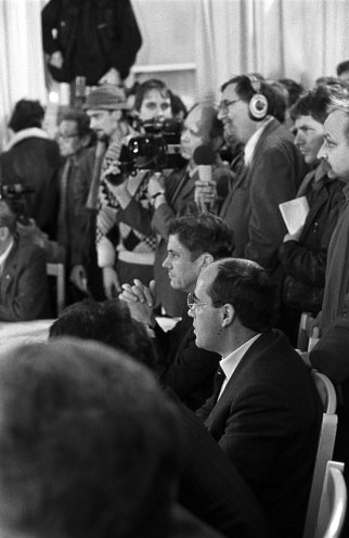 Am 7. Dezember wird unter Vorsitz der Kirchenvertreter Martin Ziegler, Karl-Heinz Ducke und Martin Lange der Zentrale Runde Tisch in Ost-Berlin eröffnet. Er arbeitet bis zum 12. März 1990. Im Vordergrund Gregor Gysi (SED-PDS). Quelle: Robert-Havemann-Gesellschaft/Rolf...