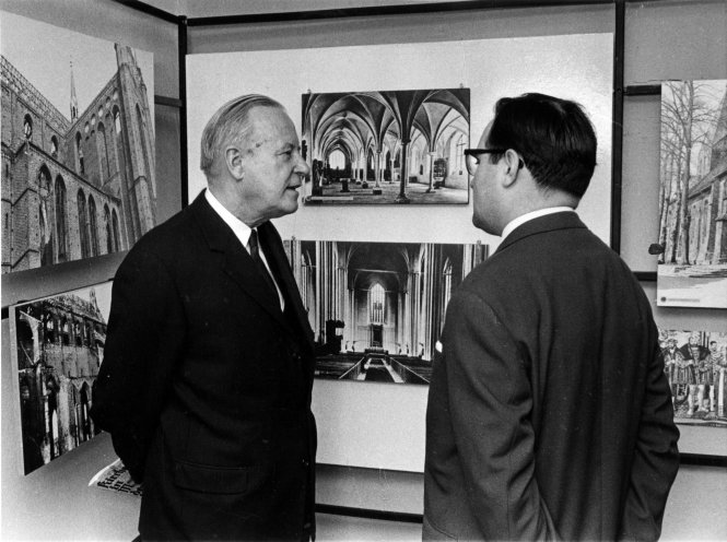 Roland Bude (rechts) und Staatssekretär Thiedeck bei der Übertragung der Leitung im Haus Einheit in Freiheit, dem Informationszentrum zur deutschen Frage in Bonn 1959. Quelle: Robert-Havemann-Gesellschaft