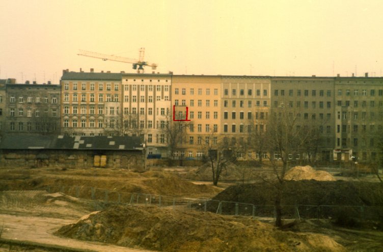 Der Arm des gefürchteten DDR-Staatssicherheitsdienstes reichte bis über die Mauer. Observationsfoto des Wohnhauses von Roland Jahn in der Görlitzer Straße in West-Berlin. Quelle: BStU, MfS, HA VIII 1994, Bd. 1, S. 9 - 48