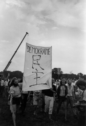 Leipzig am 9. Juli 1989: Rainer Müller (links) und Uwe Schwabe tragen auf der Abschlussveranstaltung des Kirchentags der Sächsischen Landeskirche ein Transparent mit den chinesischen Schriftzeichen für Demokratie. Sie protestieren damit gegen die blutige...