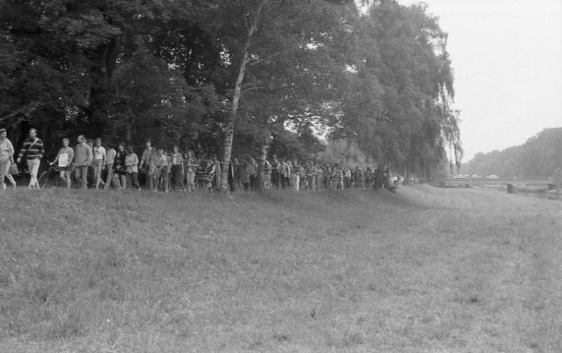 Am 5. Juni 1988 gedenken Bürgerrechtler der durch Umweltverschmutzung gezeichneten Pleiße mit einem Trauermarsch. Das Bild zeigt den Zug der rund 200 Demonstranten entlang der Weißen Elster. Quelle: Archiv Bürgerbewegung Leipzig e.V. / Christoph Motzer