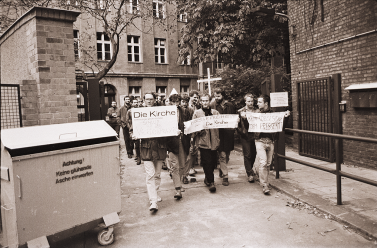 Die 1988 kritischer werdende Berichterstattung in den Kirchenzeitungen veranlasst staatliche Stellen, immer wieder ganze Artikel zu verbieten. Am 10. Oktober 1988 protestieren Bürgerrechtler in Ost-Berlin gegen die staatliche Zensur. Sicherheitskräfte...
