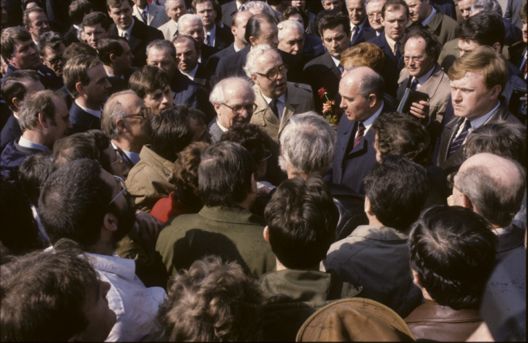 Im April 1986 findet in Ost-Berlin der XI. Parteitag der SED statt. Der Staats- und Parteichef der Sowjetunion, Michail Gorbatschow (Mitte), besucht aus diesem Anlass Ost-Berlin. Hier am 15. April zusammen mit Erich Honecker im Ernst-Thälmann-Park. Quelle:...