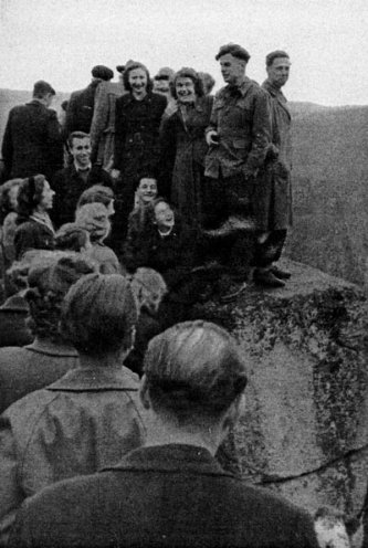 Mitglieder der Jungen Gemeinde Leipzig mit ihrem Pfarrer Heinrich Wallmann bei einem Ausflug nach Quedlinburg in den 1950er Jahren.