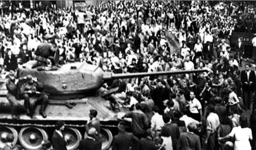Panzer in der Innenstadt von Jena: Am frühen Nachmittag des 17. Juni 1953 rücken erste sowjetische Truppen ein. Die Demonstranten versuchen sich zu wehren, indem sie Barrikaden und Sitzblockaden errichten. Sie können die Soldaten aber nur kurze Zeit...