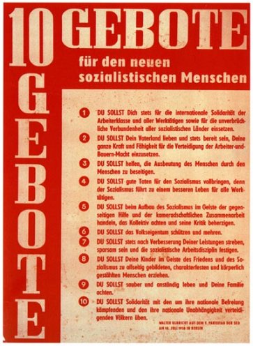 Die Zehn Gebote der sozialistischen Moral: In Anlehnung an die christlichen Zehn Gebote verkündet Walter Ulbricht auf dem V. Parteitag der SED im Juli 1958 seine eigenen Grundsätze. Nach denen sollen sich die DDR-Bürger von nun an richten. Quelle:...