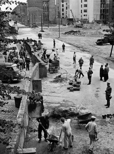 Am 18. August 1961 wird in der Harzer Straße die Mauer errichtet.