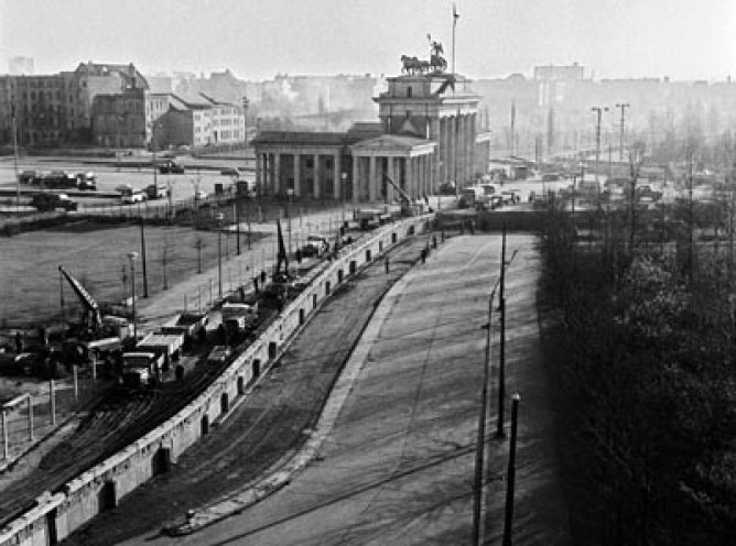 20. November 1961: Blick auf den Mauerbau am Brandenburger Tor.