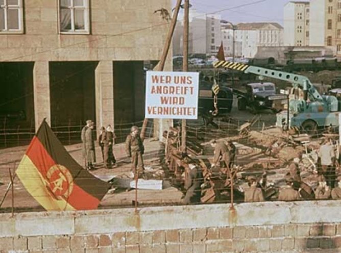 Ausbau des Mauerstreifens am Haus der Ministerien, 8. August 1962.