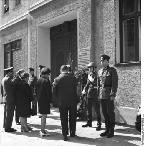 In der DDR wird Egon Schultz unterdessen zum sozialistischen Helden. Schulen, Straßen und Kasernen werden nach ihm benannt. Neben der Toreinfahrt der Strelitzer Straße 55 wird eine Gedenktafel zu Ehren von Egon Schulz angebracht. Am 13. August 1971,...