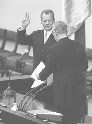 Als erster sozialdemokratischer Bundeskanzler der Bundesrepublik Deutschland wird Willy Brandt am 26. Oktober 1969 im Deutschen Bundestag von Bundestagspräsident Kai-Uwe von Hassel vereidigt.