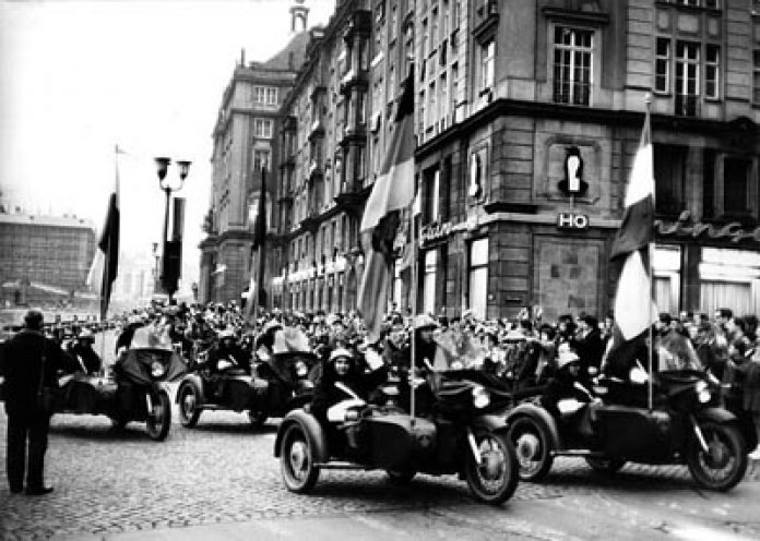 Auch in Dresden wird die Bevölkerung zu einer Großkundgebung beordert, um die russischen Truppen am 9. November 1968 zu begrüßen.