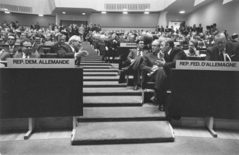 Mit der Konferenz über Sicherheit und Zusammenarbeit in Europa (KSZE) versuchen die Staaten West- und Osteuropas unter Einbeziehung der USA und Kanadas, die Entspannung in Europa durch multilaterale Zusammenarbeit zu sichern. Die Vertreter des Westens...