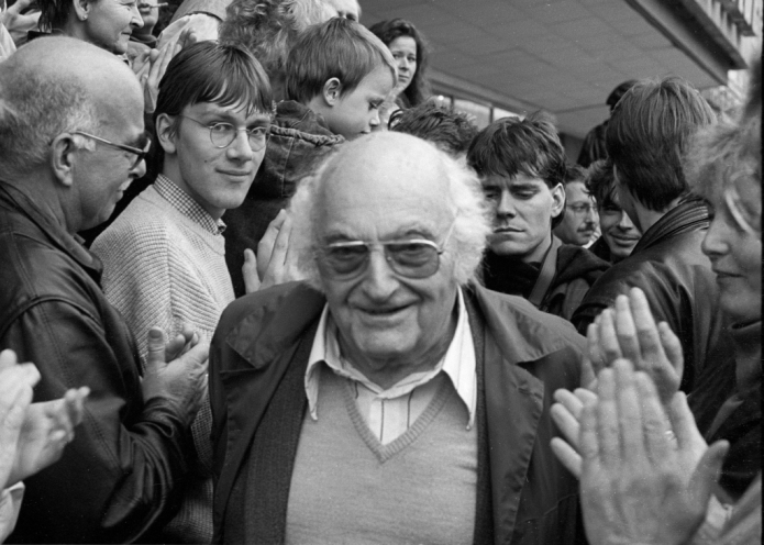 Nach der Ausbürgerung des Liedermachers Wolf Biermann unterzeichnet auch Stefan Heym den Offenen Brief namhafter Künstlerinnen und Künstler der DDR. Im Bild Stefan am 4. November 1989 bei der Demonstration auf dem Alexanderplatz in Ost-Berlin. Quelle:...