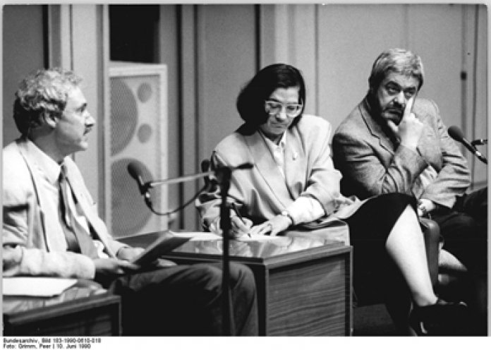 "40 Jahre deutsch-deutsche Literatur - Versuch einer Bilanz" ist der Titel einer Diskussionsveranstaltung im Juni 1990 in der Akademie der Künste der DDR, die in Zusammenarbeit mit der Westberliner Akademie der Künste organisiert wurde. An der Diskussion...