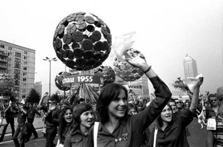 Demonstration zu den X. Weltfestspielen 1973 in Ost-Berlin unter dem Motto "Die Jugend der DDR grüßt die Jugend der Welt".