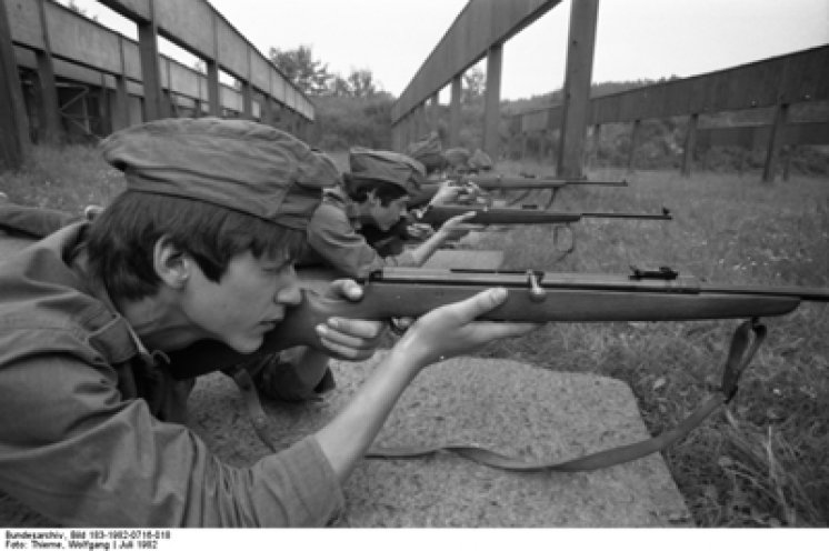 Mitglieder der GST aus Auerbach bei Schießübungen, 16. Juli 1982.