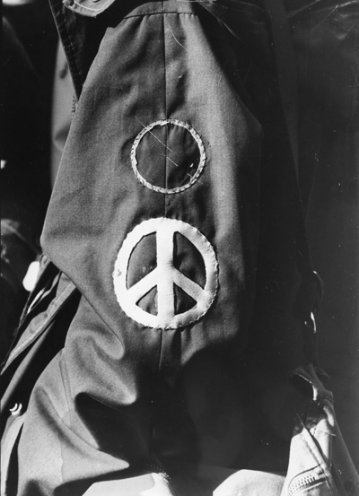Die Losung „Schwerter zu Pflugscharen“ taucht zunächst vor allem bei kirchlichen Friedensveranstaltungen auf. Als sie 1981 als Aufnäher in die breite Öffentlichkeit gelangt und zum Protestsymbol wird, geht der Staat massiv gegen die Träger solcher...
