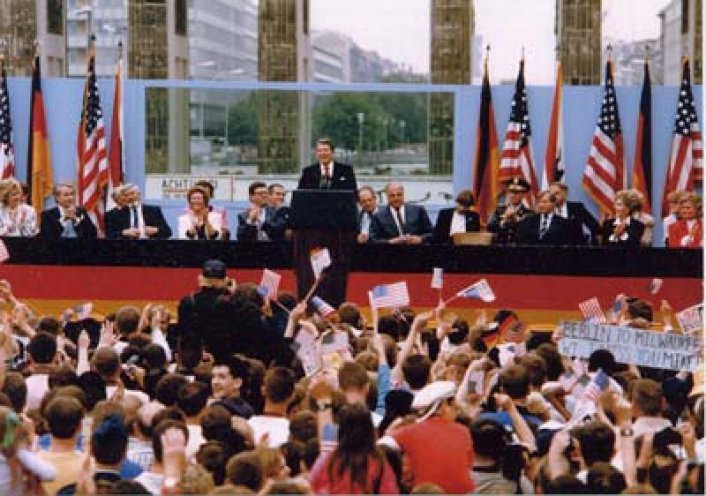 „Mr. Gorbachev, open this gate! Mr. Gorbachev, tear down this wall!“ ("Mr. Gorbatschow, öffnen Sie dieses Tor! Mr. Gorbatschow, reißen Sie diese Mauer nieder!") Vor dem Brandenburger Tor in West-Berlin hält der amerikanische Präsident Ronald Reagan...