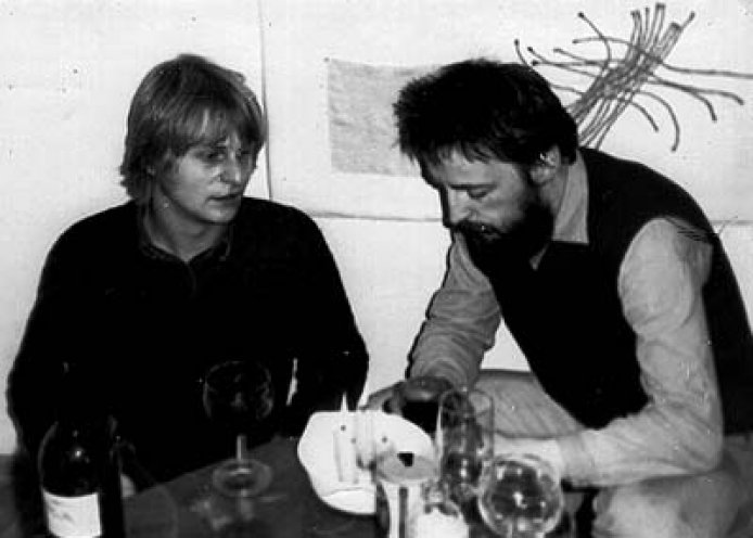 Peter Grimm (links) und Wolfgang Templin von der Initiative Frieden und Menschenrechte 1987 in der Wohnung von Ralf Hirsch. Dort werden von Oppositionellen Fotos gemacht, die im Verhaftungsfall für die Pressearbeit im Westen verwendet werden sollen....