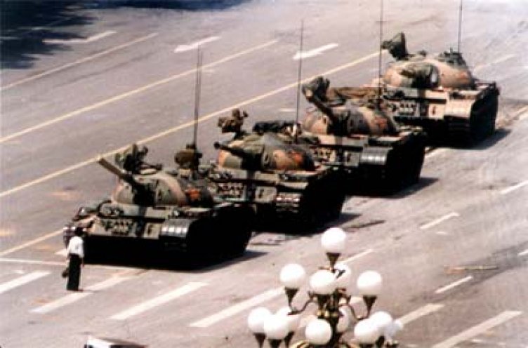 Peking, 5. Juni 1989: Ein einzelner Demonstrant stellt sich auf dem Platz des Himmlischen Friedens einer Panzerkolonne entgegen.