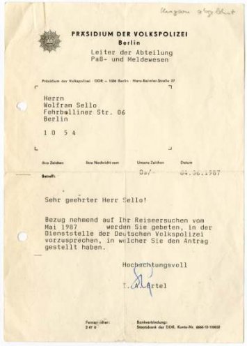 „Ungarn abgelehnt“: Der Leiter der Abteilung Pass- und Meldewesen des Präsidiums der Volkspolizei Berlin bittet Tom Sello, wegen seines Reiseersuchens vom Mai 1987 in der Dienststelle vorzusprechen. Als Tom Sello das am 14. Juli 1987 tut, wird ihm...