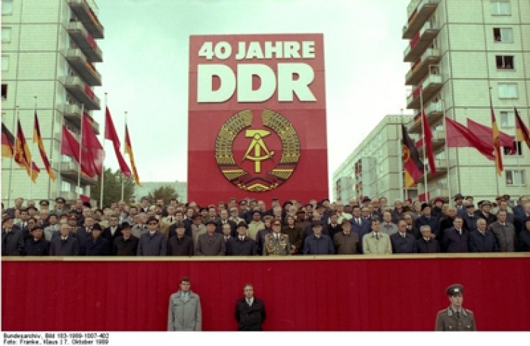 Ehrentribüne in der Berliner Karl-Marx-Allee zum 40. Jahrestag der DDR am 7. Oktober 1989. Die SED-Führung nimmt die Militärparade ab.