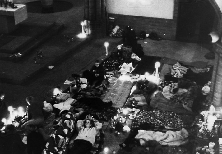 Mahn- und Fastenaktion auf dem Gelände der Gethsemanekirche am 9. Oktober 1989. Quelle: Robert-Havemann-Gesellschaft