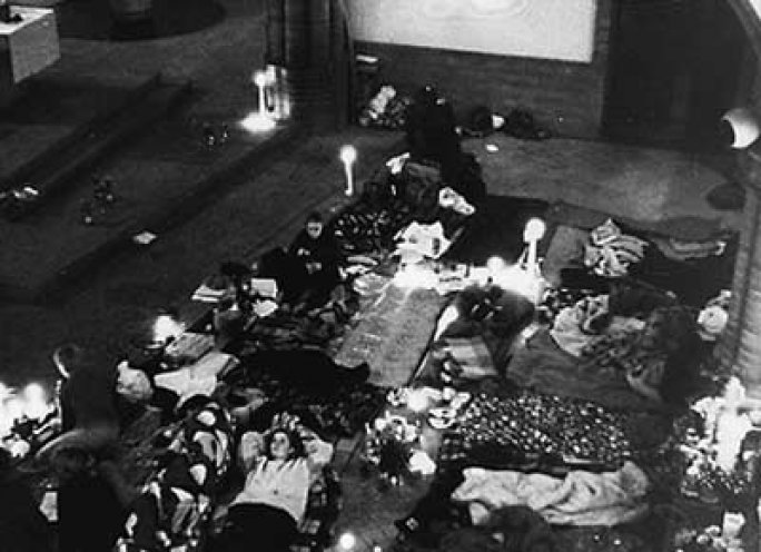Mahn- und Fastenaktion auf dem Gelände der Gethsemanekirche am 9. Oktober 1989.
