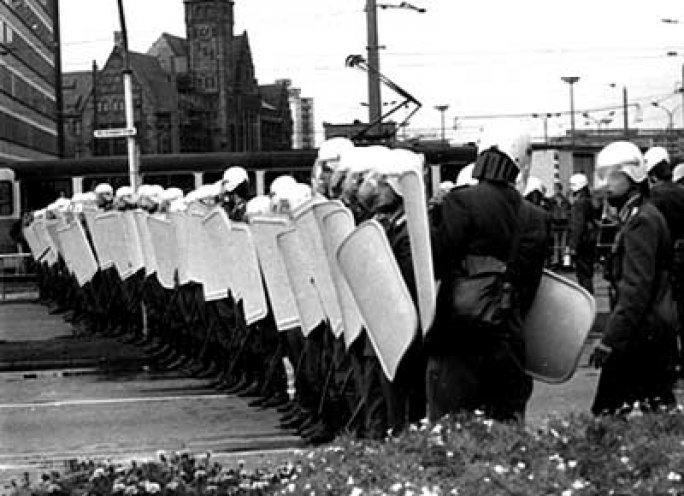 Drohkulisse: 700 Menschen demonstrieren am 7. Oktober 1989 in Karl-Marx-Stadt (heute Chemnitz), nachdem eine Veranstaltung, auf der Theaterangestellte oppositionelle Texte lesen wollten, verboten worden ist. Die Demonstration wird gewaltsam aufgelöst.